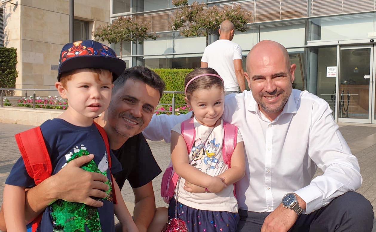 Амир Охана с семьей