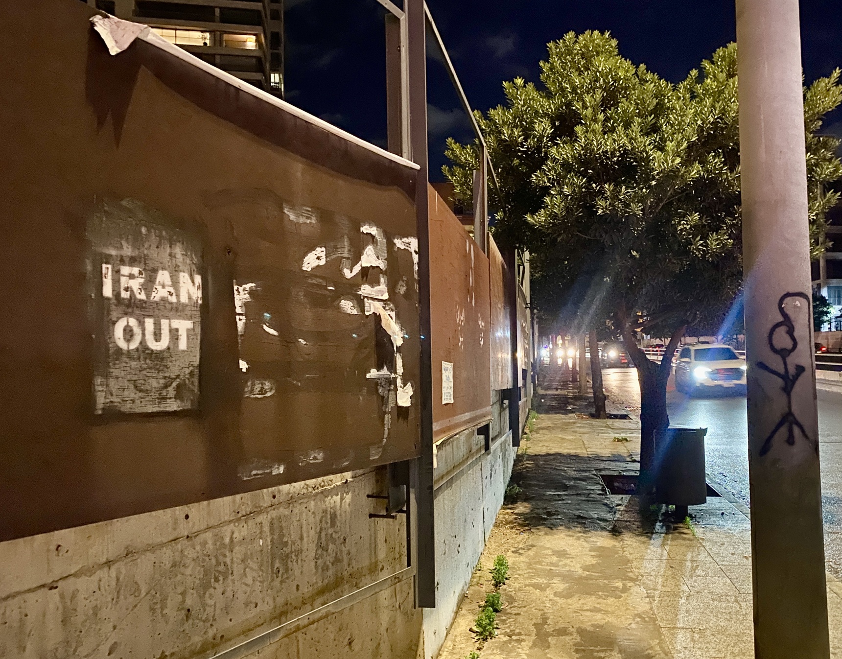 В Бейруте много антивоенных граффити и плакатов. Есть и политические, например «Свободу Сирии», «Свободу женщинам», «Иран, пошел вон»