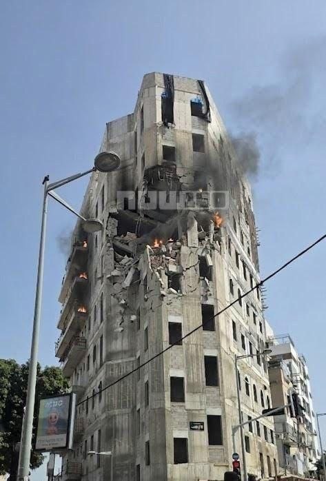 Здание в Бней-Браке, пострадавшее от касетного суббоеприпаса