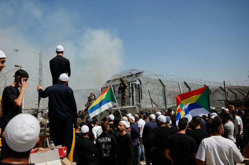 Israel supplies the Druze separatists in Syria with food and weapons