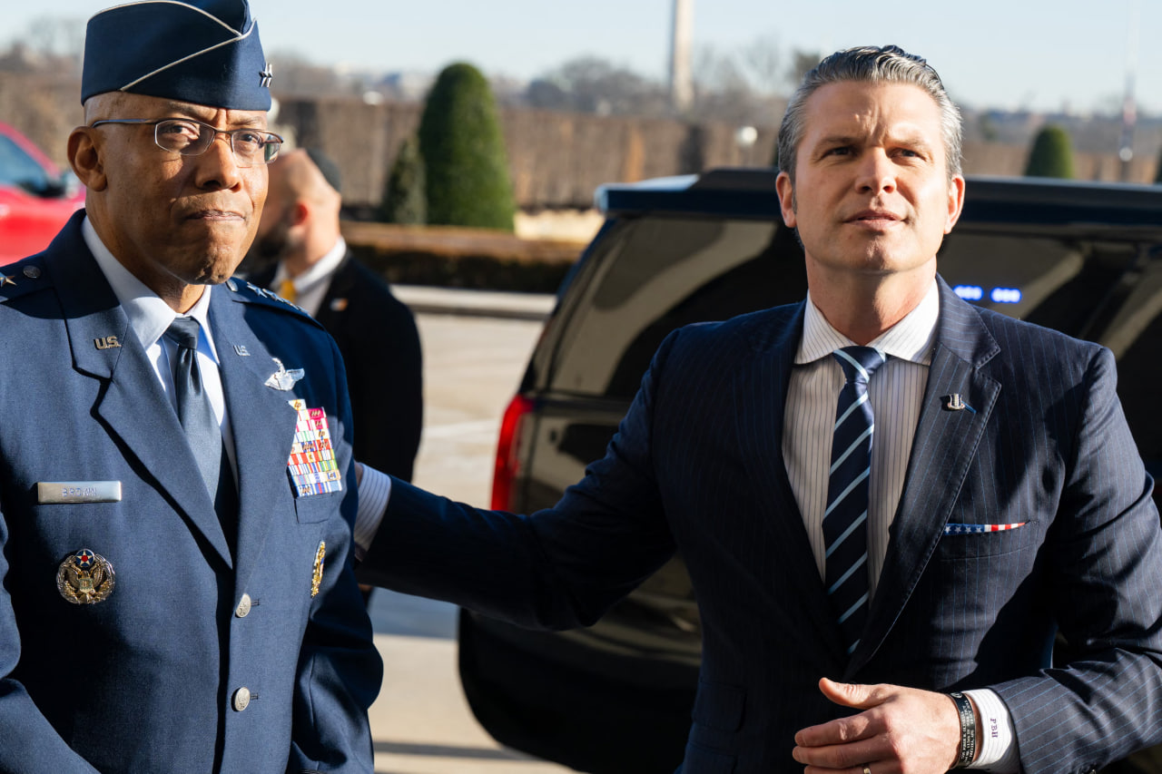 Генерал Чарльз Браун (слева) и военный министр США Пит Хегсет (справа)