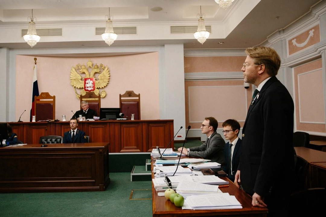 Yabloko chairman Nikolai Rybakov (furthest on the right) in court