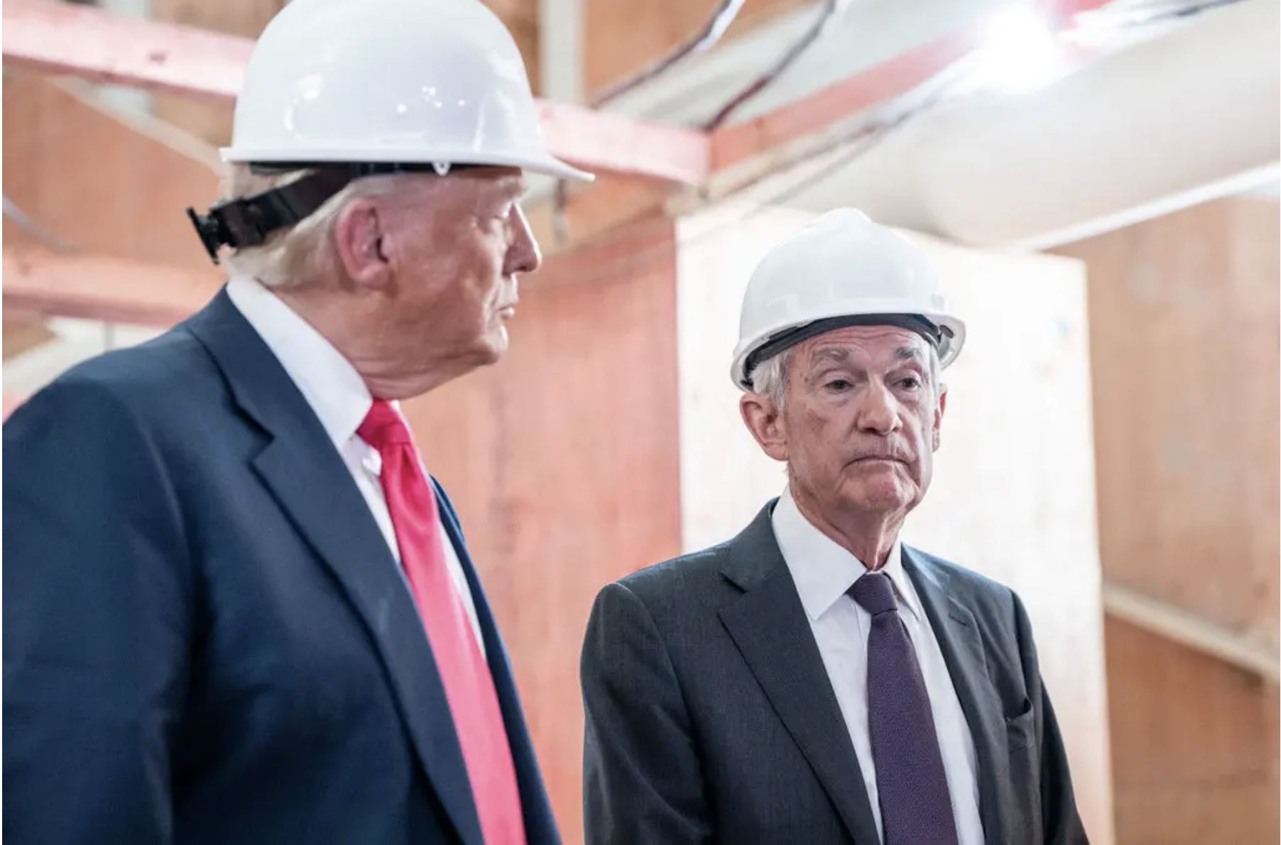 Президент США Дональд Трамп и председатель Федеральной резервной системы Джером Пауэлл осматривают место реконструкции в штаб-квартире Центрального банка в Вашингтоне в июле / The New York Times